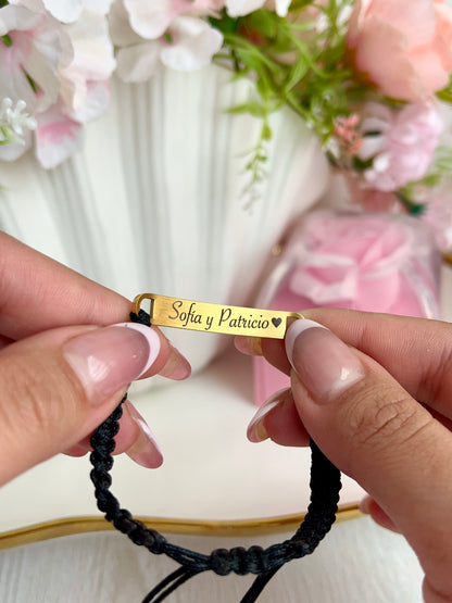 Pulsera tejida con placa grabada