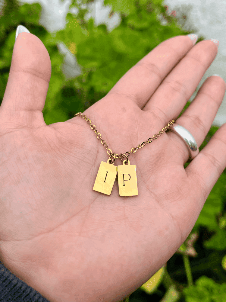 Collar con iniciales grabadas