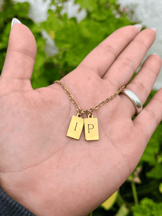 Collar con iniciales grabadas
